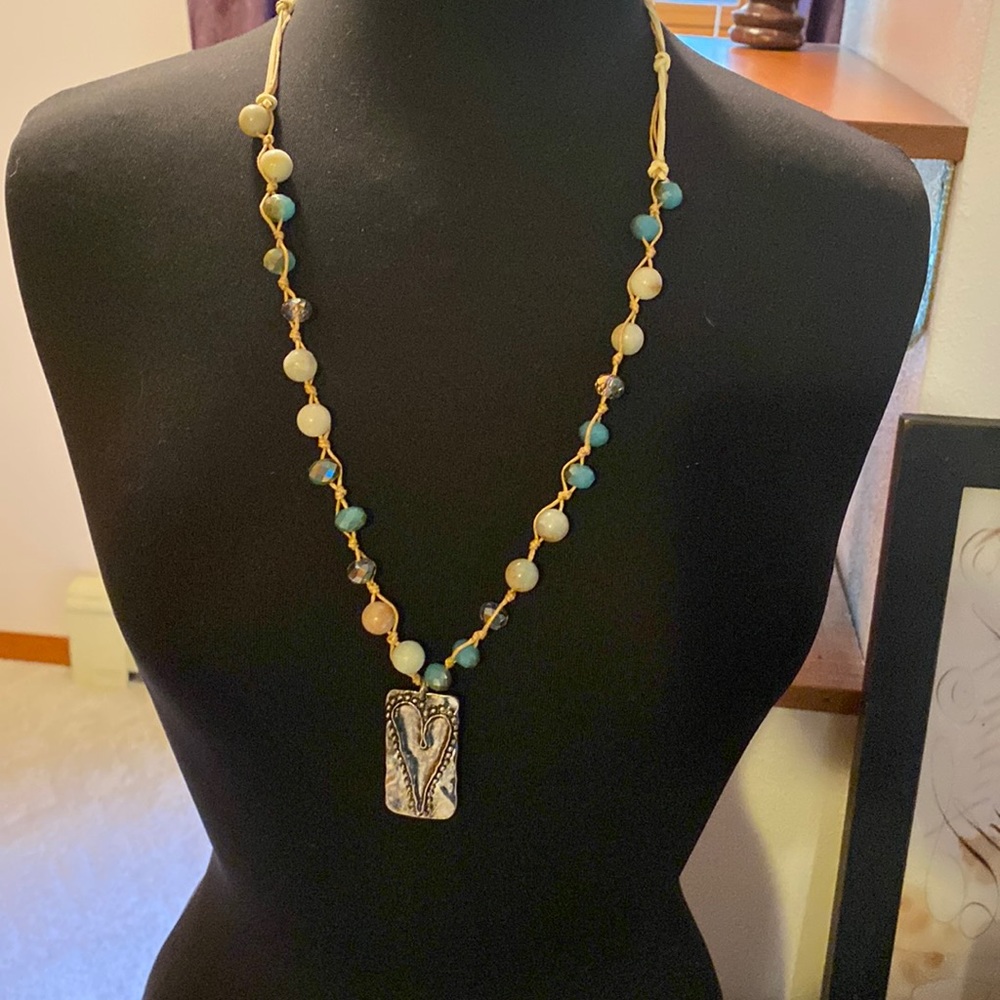 Great stone & gem multi faceted necklace set!